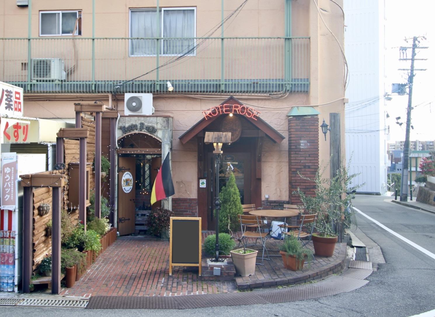 神戸市中央区北野町の売買物件/物件前のテラス席は外構工事が必要で車通りが多いので駐車には慣れが必要ですが、駐車スペースとしても