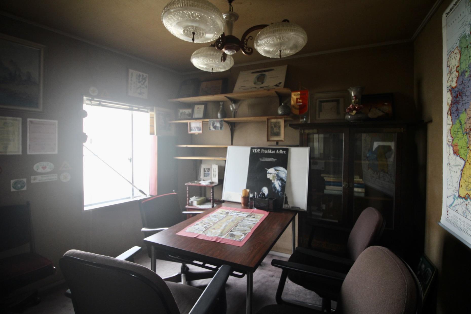 神戸市中央区北野町の売買物件/レトロな照明が印象的