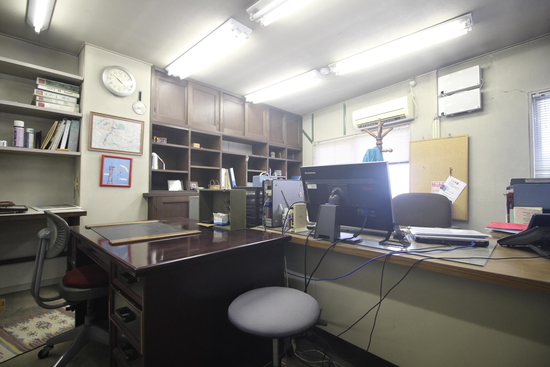 神戸市中央区北野町の売買物件/味のある備え付け家具が残る、元住居の事務所区画