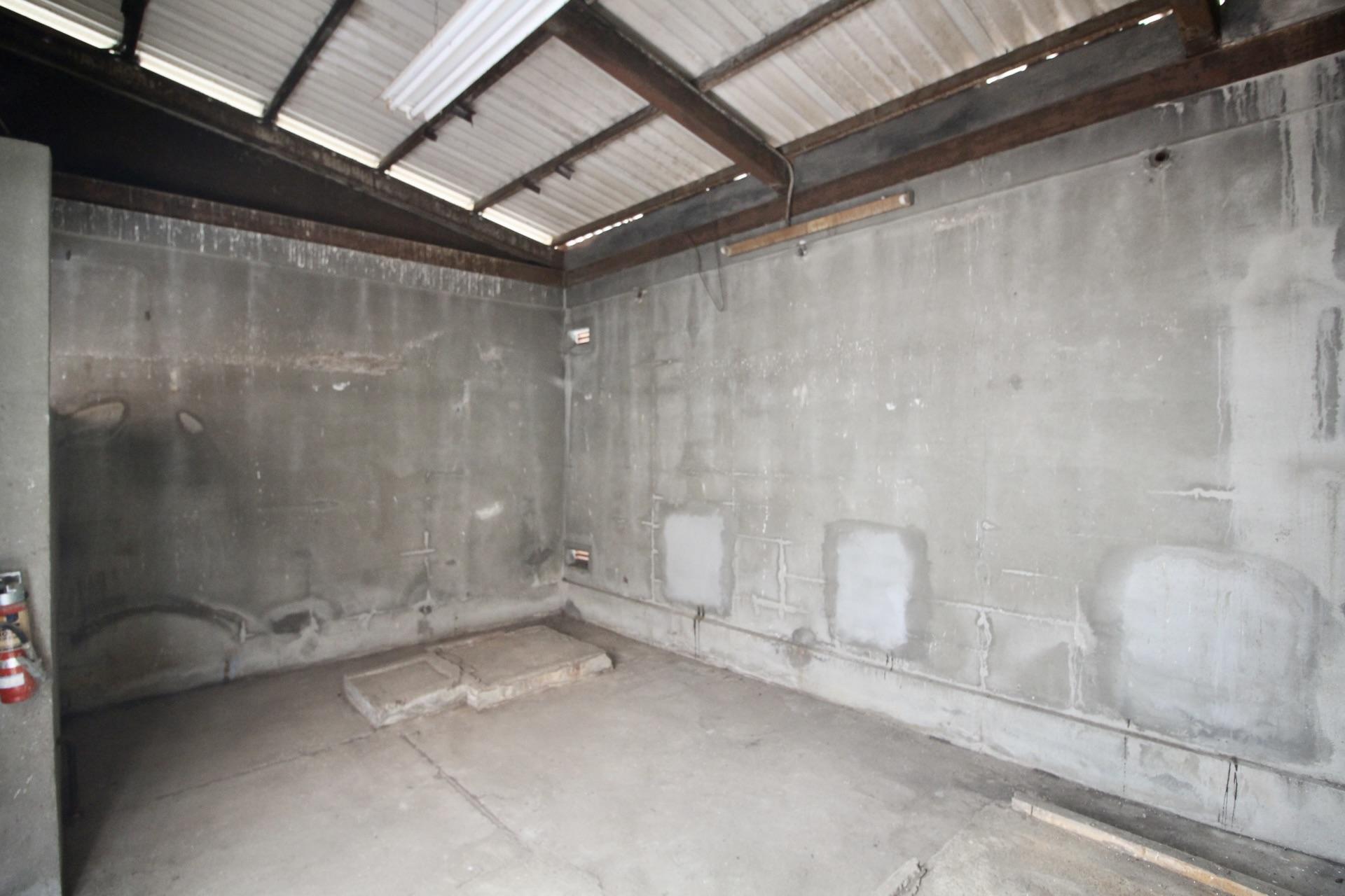 神戸市中央区北野町の売買物件/トタン屋根の半屋外空間をどうする？