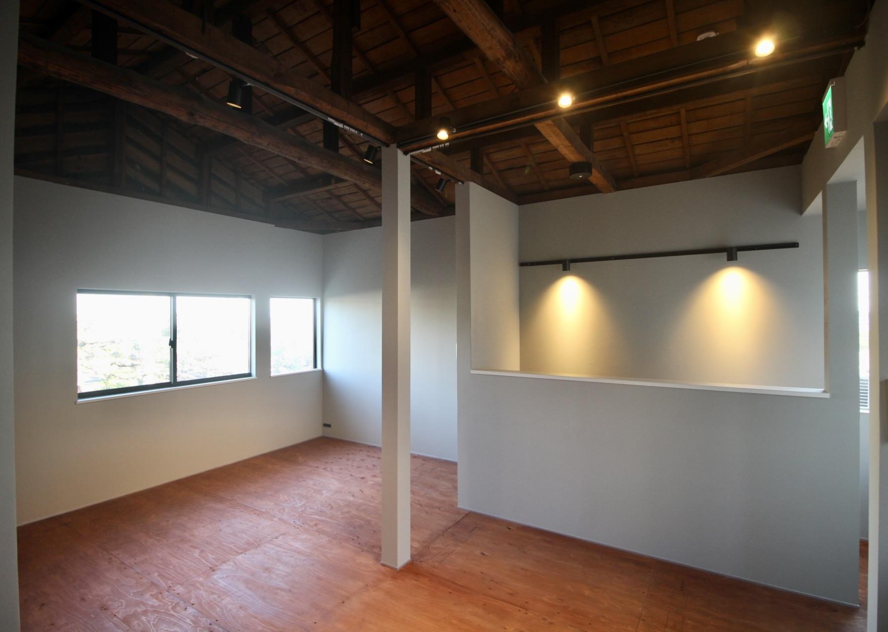 神戸市須磨区須磨浦通の賃貸物件/勾配天井の梁を現した、ギャラリーのような2階