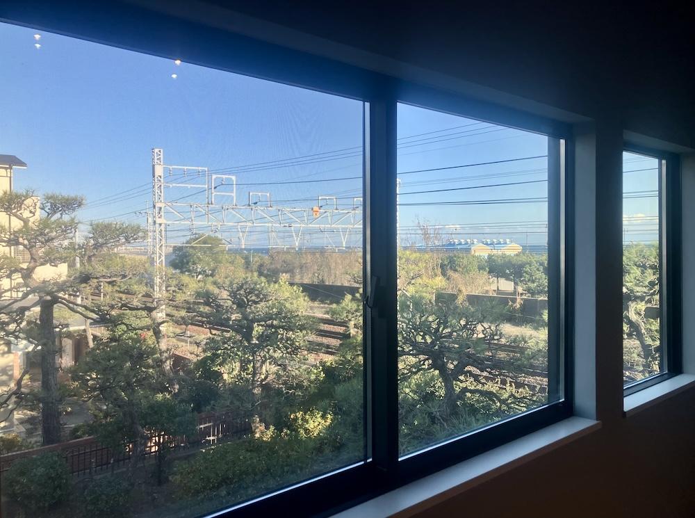 神戸市須磨区須磨浦通の賃貸物件/2階の窓一面に、電車越しに海