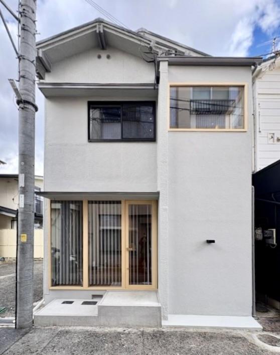 神戸市須磨区須磨浦通の賃貸物件/木製サッシのファサードが目を引く外観