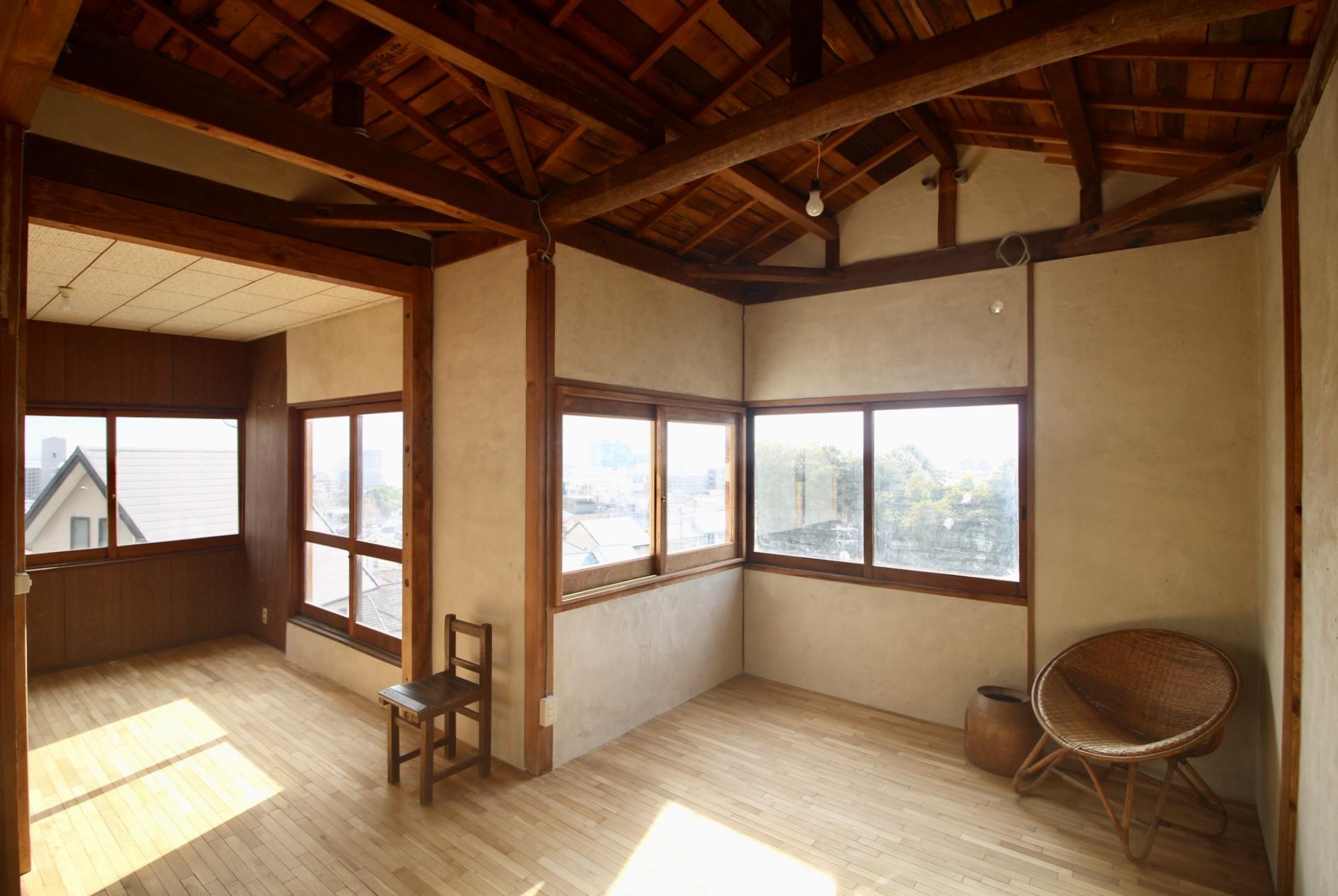 神戸市東灘区本山北町の賃貸物件/梁を現した高い天井と、窓いっぱいに広がる眺望が心地いい2階