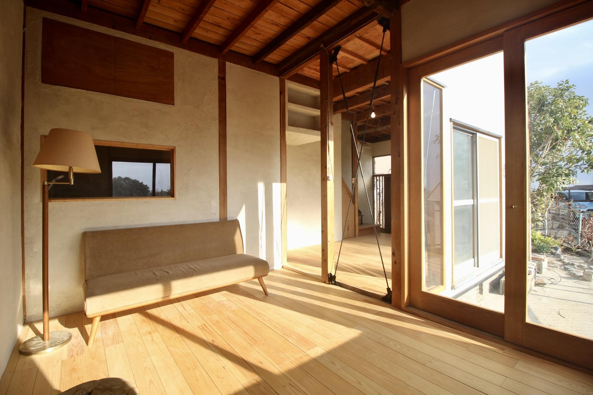 神戸市東灘区本山北町の賃貸物件/眺めと日当たり、どちらも気持ちいい。左官壁と無垢床の質感のいい空間。