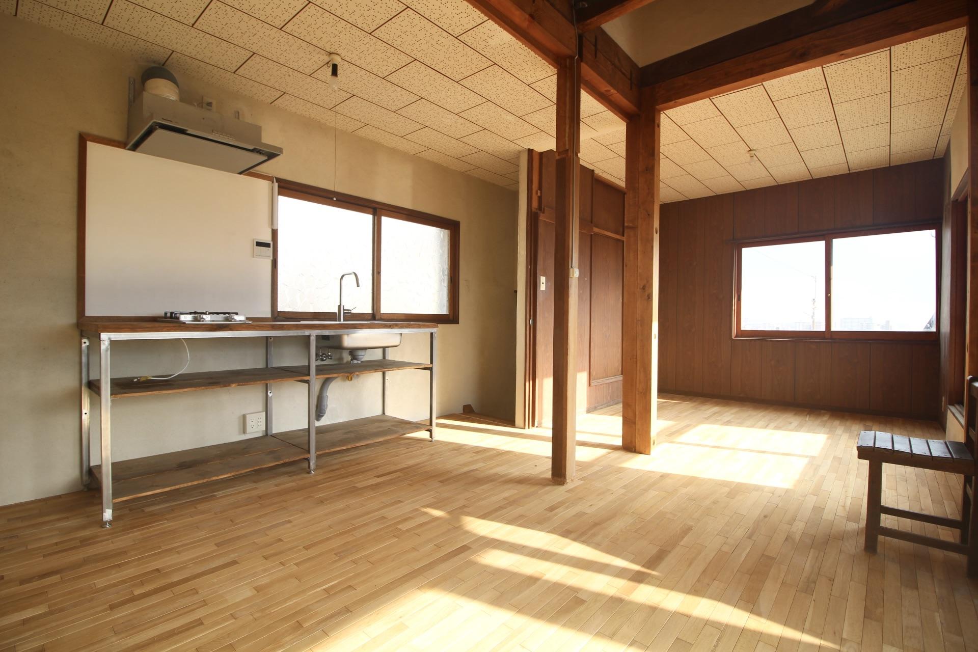 神戸市東灘区本山北町の賃貸物件/アイアンフレームに木製天板のキッチン