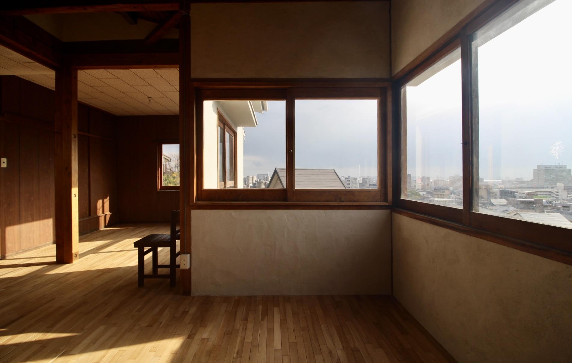 神戸市東灘区本山北町の賃貸物件/窓一面に設えた木製窓の向こうに、抜けのある眺望