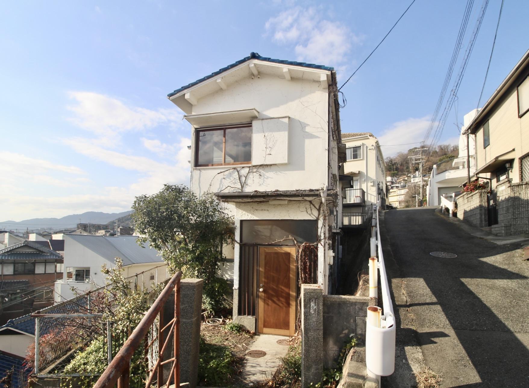 神戸市東灘区本山北町の賃貸物件/蔦がほどよく絡む外観