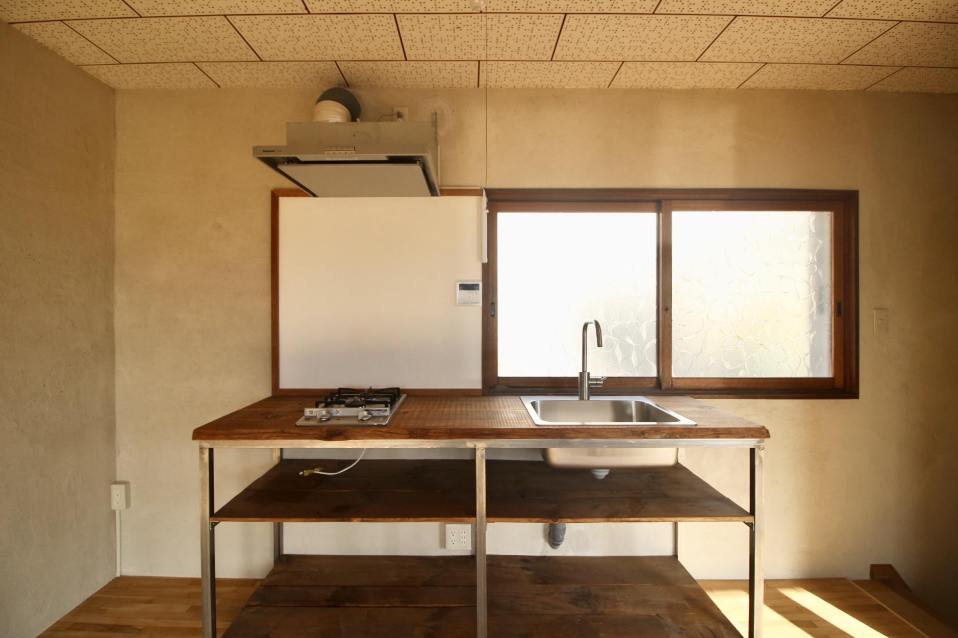 神戸市東灘区本山北町の賃貸物件/アイアンフレームに木天板のキッチン