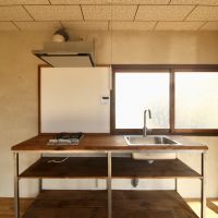 神戸市東灘区本山北町の賃貸物件/アイアンフレームに木天板のキッチン