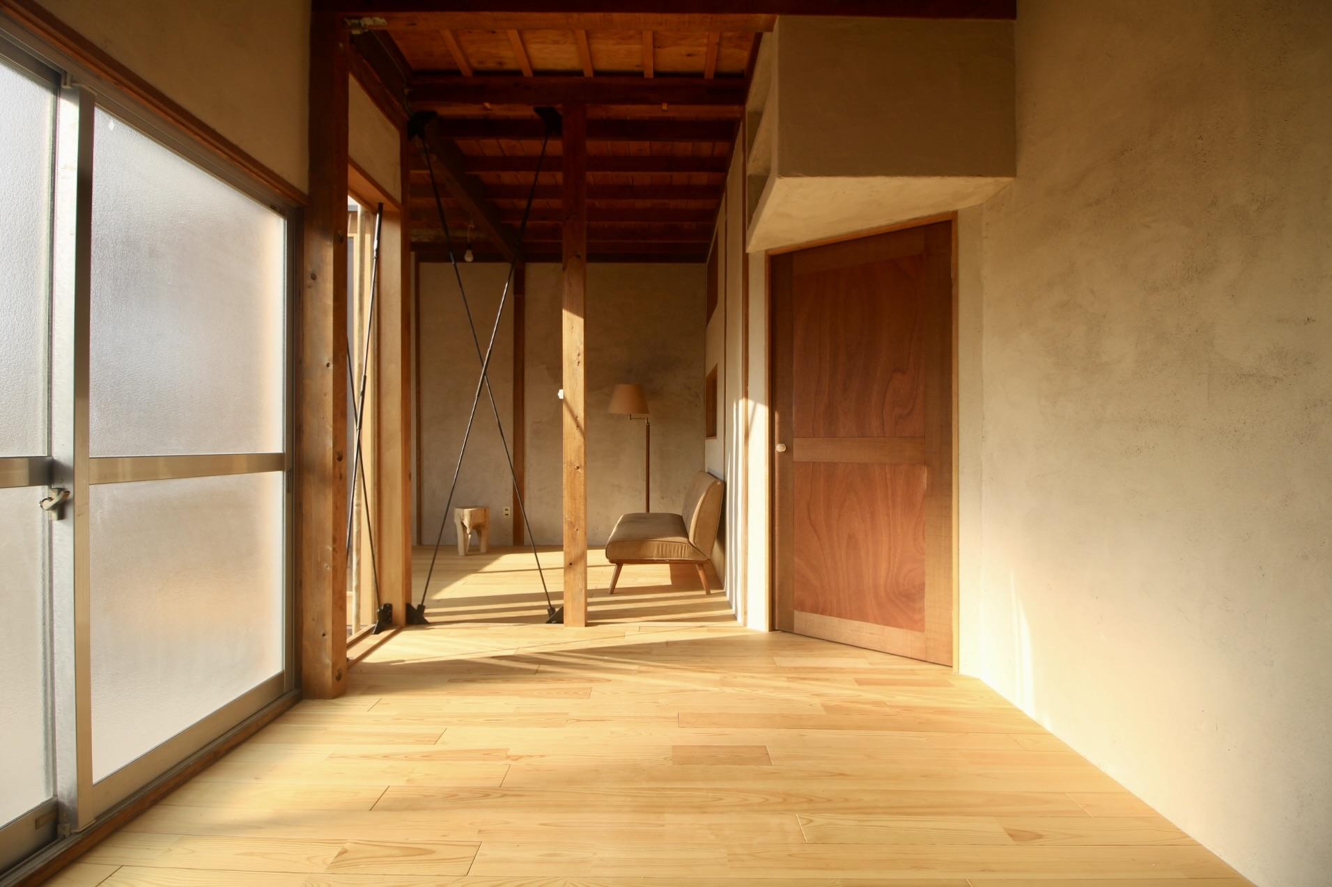 神戸市東灘区本山北町の賃貸物件/左官壁や建具の質感が、空間に心地よさをつくっています