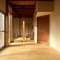 神戸市東灘区本山北町の賃貸物件/左官壁や建具の質感が、空間に心地よさをつくっています