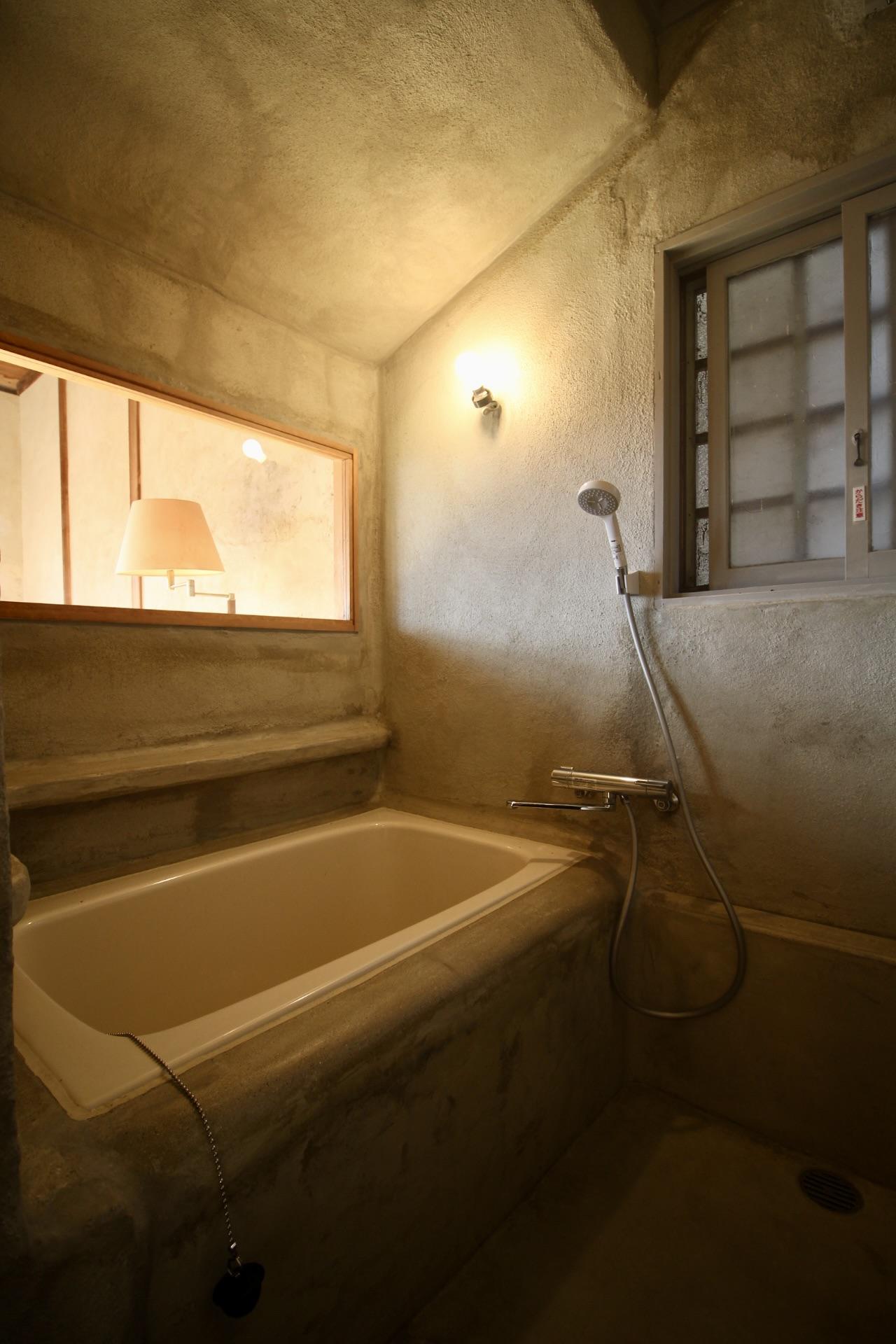 神戸市東灘区本山北町の賃貸物件/左官仕上げの有機的な風呂