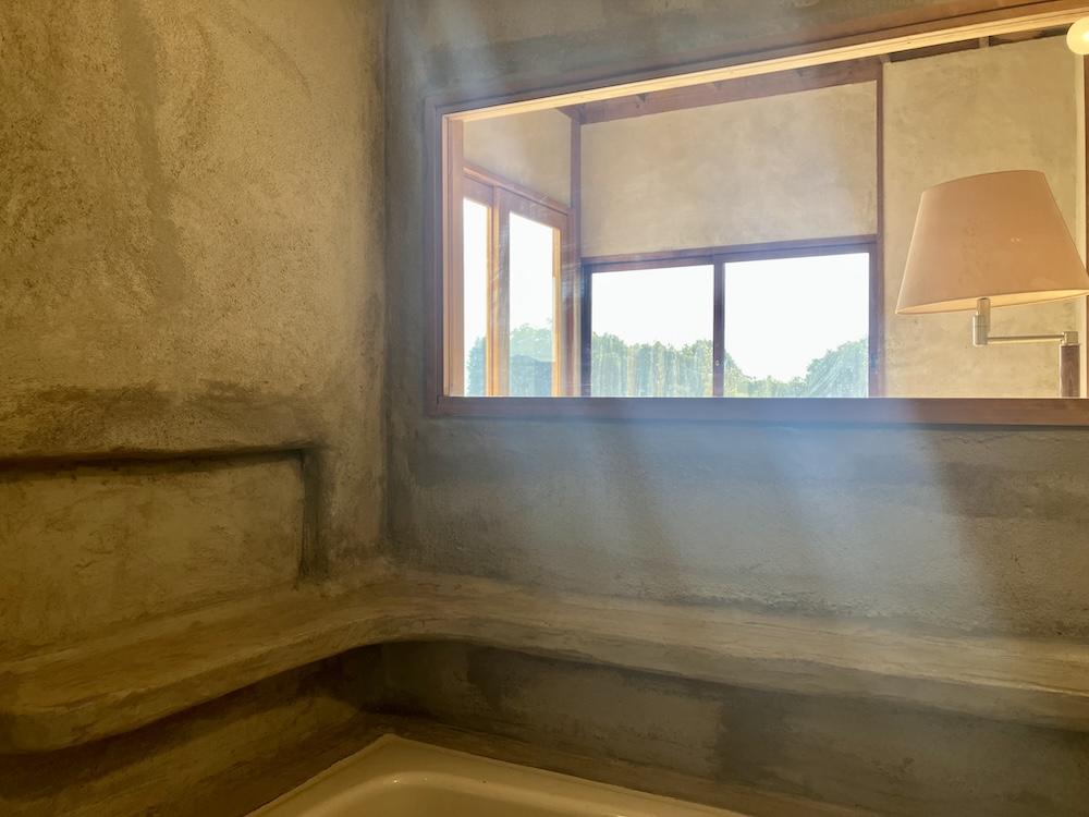 神戸市東灘区本山北町の賃貸物件/風呂からは、居室越しに窓の外の緑を望めます