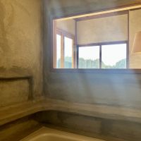 神戸市東灘区本山北町の賃貸物件/風呂からは、居室越しに窓の外の緑を望めます