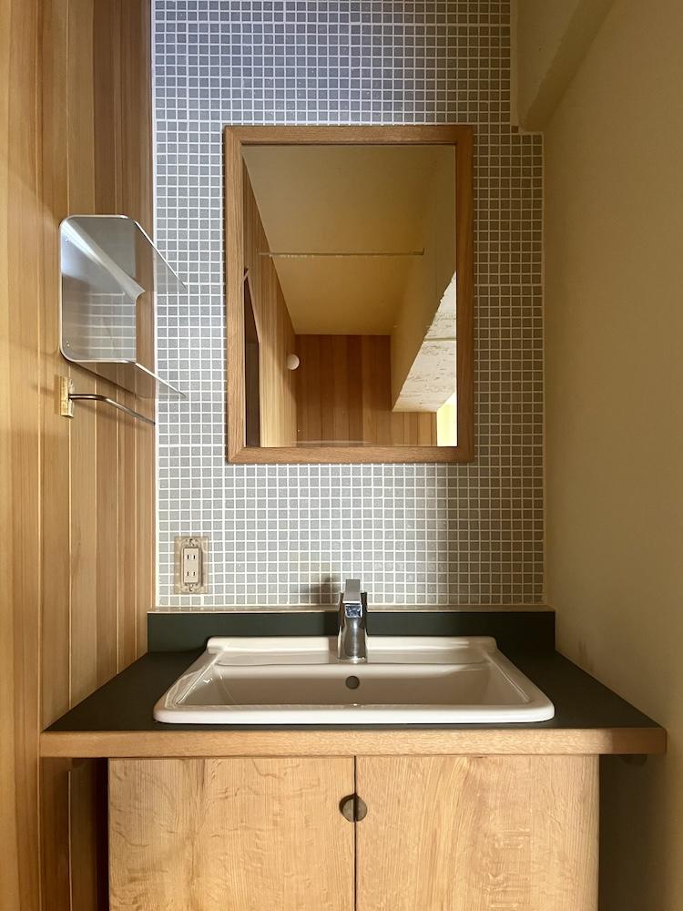 神戸市東灘区岡本の売買物件/洗面所も可愛らしく、かっこよく