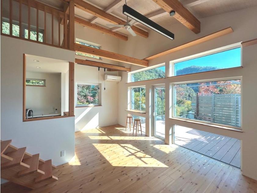 西宮市清瀬台の売買物件/リビングからは六甲山系の宝塚エリアの山並みが