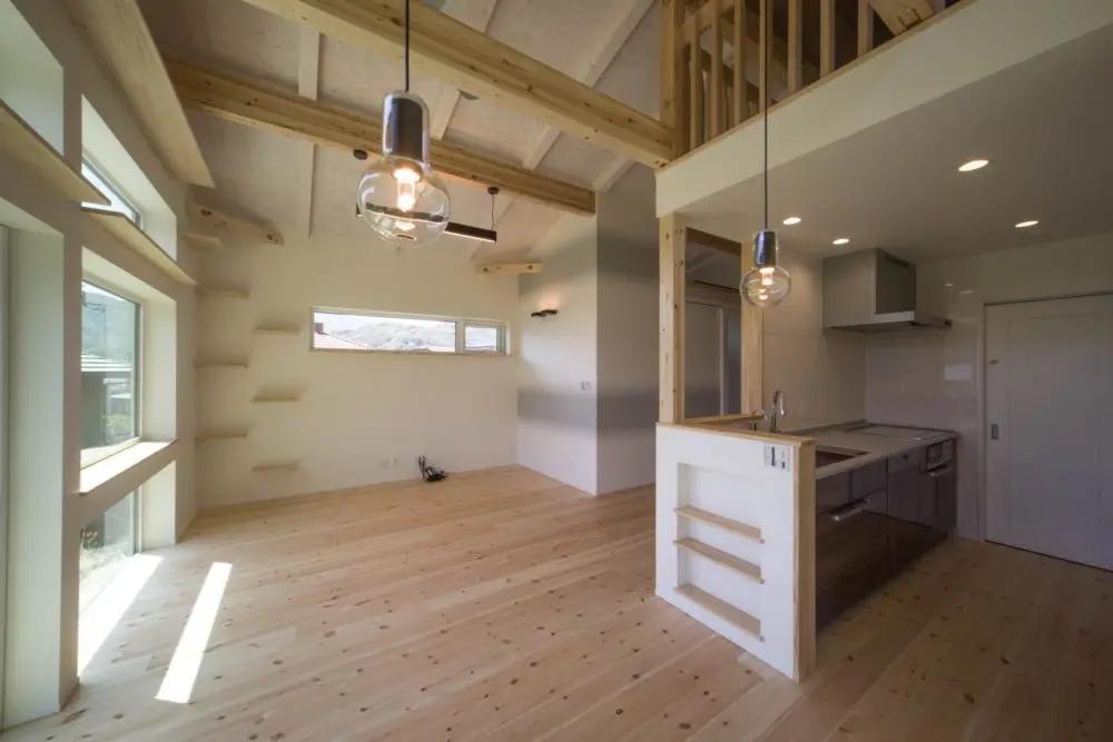 西宮市清瀬台の売買物件/ダイニングにも優しい光がさす