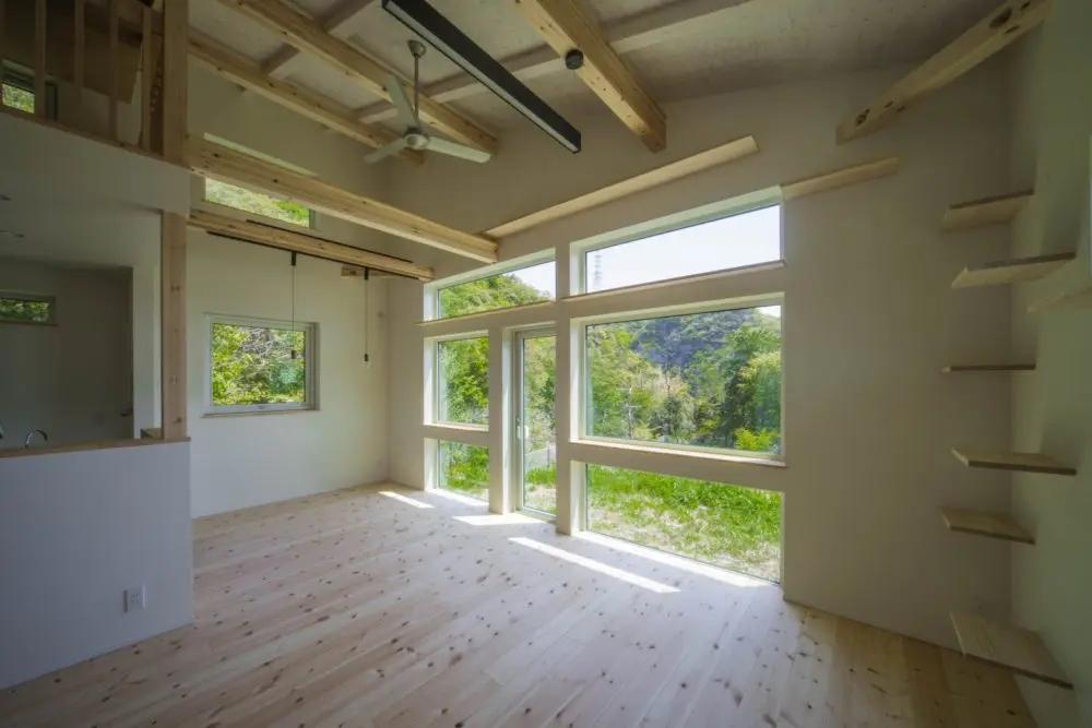 西宮市清瀬台の売買物件/ダイニングの角っこはキャットウォークが、梁を経由してロフトへも