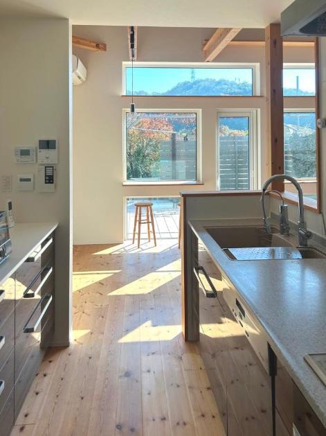 西宮市清瀬台の売買物件/キッチンからも山並みが。システムキッチンにはミーレの食洗機も