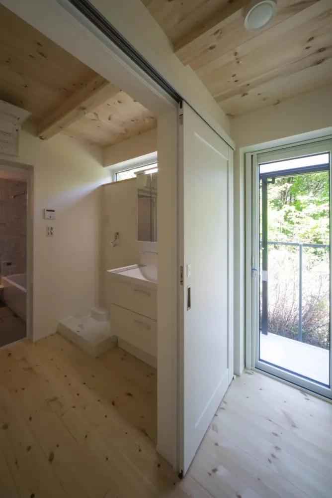 西宮市清瀬台の売買物件/浴室と洗面は引き戸で区切られ、裏のテラスへもこちらから出ます。