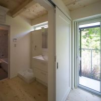 西宮市清瀬台の売買物件/浴室と洗面は引き戸で区切られ、裏のテラスへもこちらから出ます。