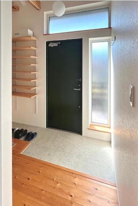 西宮市清瀬台の売買物件/玄関はグリーンで塗装された木製ドア。