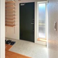 西宮市清瀬台の売買物件/玄関はグリーンで塗装された木製ドア。