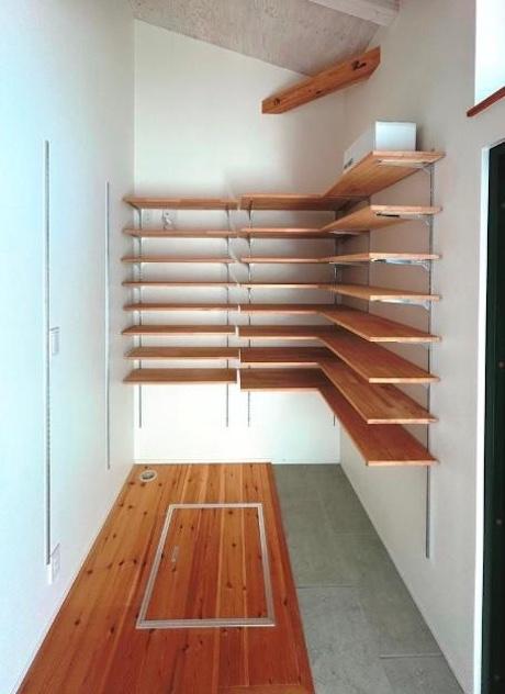 西宮市清瀬台の売買物件/玄関横にシューズインクロークが。床下収納も嬉しい。