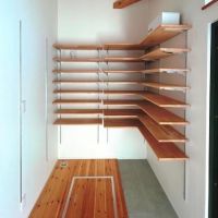 西宮市清瀬台の売買物件/玄関横にシューズインクロークが。床下収納も嬉しい。