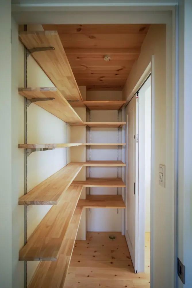 西宮市清瀬台の売買物件/キッチンとホールの両方から利用できるパントリー。