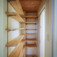 西宮市清瀬台の売買物件/キッチンとホールの両方から利用できるパントリー。