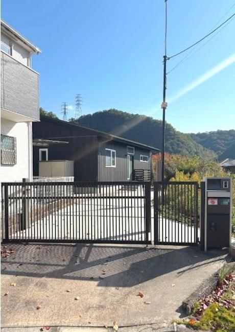 西宮市清瀬台の売買物件/門扉の中で3台駐車可能なスペースが。