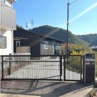 西宮市清瀬台の売買物件/門扉の中で3台駐車可能なスペースが。