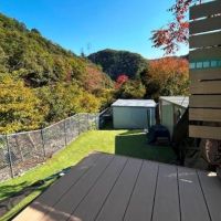 西宮市清瀬台の売買物件/裏庭のテラスと芝生、奥には大きな倉庫が