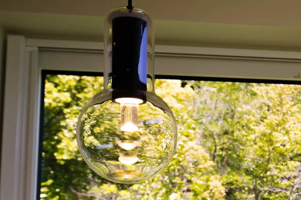 西宮市清瀬台の売買物件/照明に庭のグリーンが映える