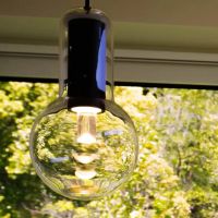 西宮市清瀬台の売買物件/照明に庭のグリーンが映える