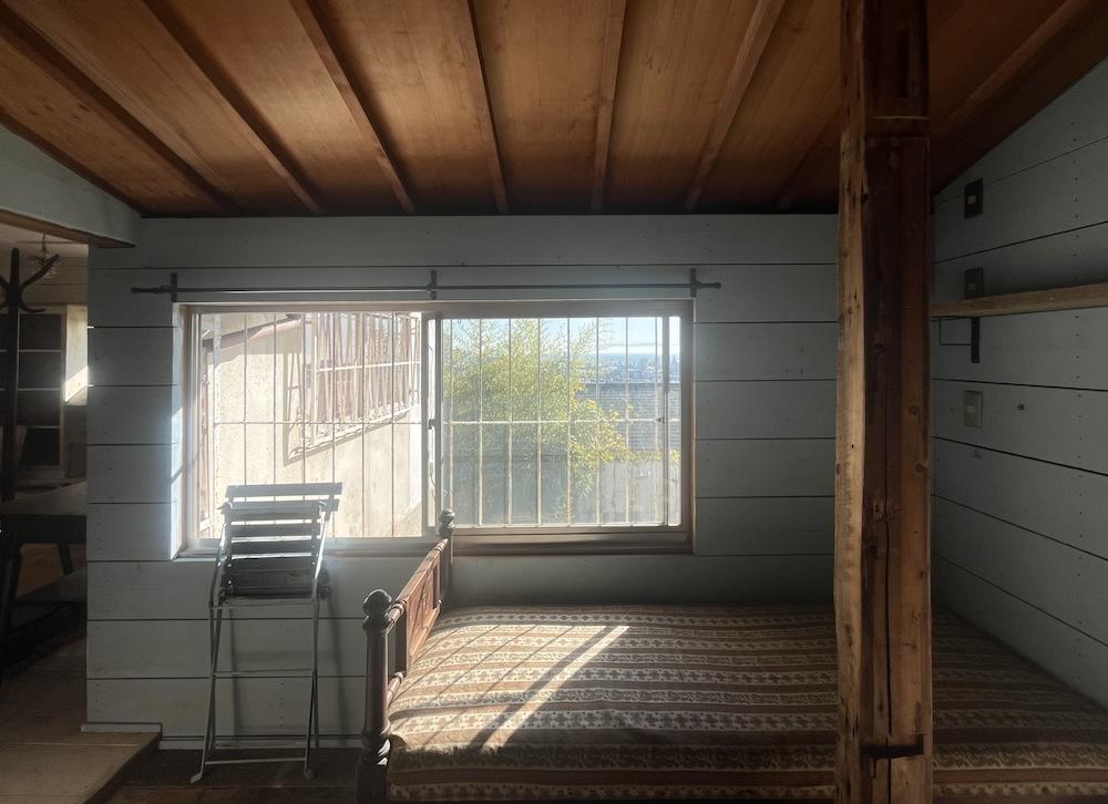 神戸市須磨区上細沢町の売買物件/窓がたくさんあります。