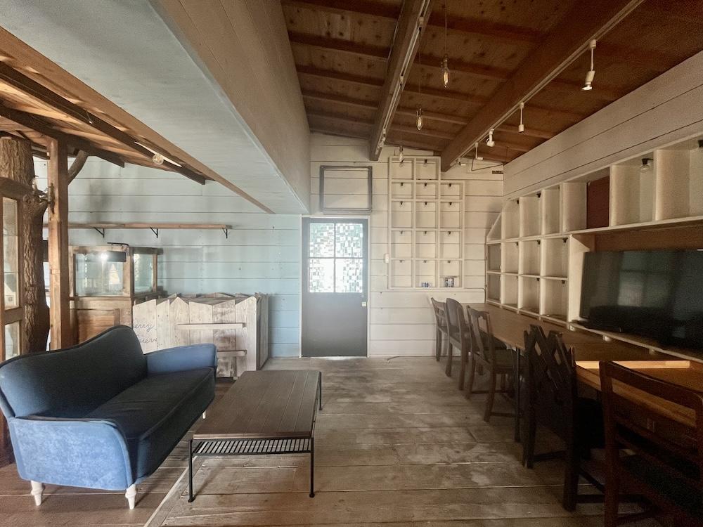 神戸市須磨区上細沢町の売買物件/扉の奥にお風呂を新設。住居としての機能も十分備えられている。