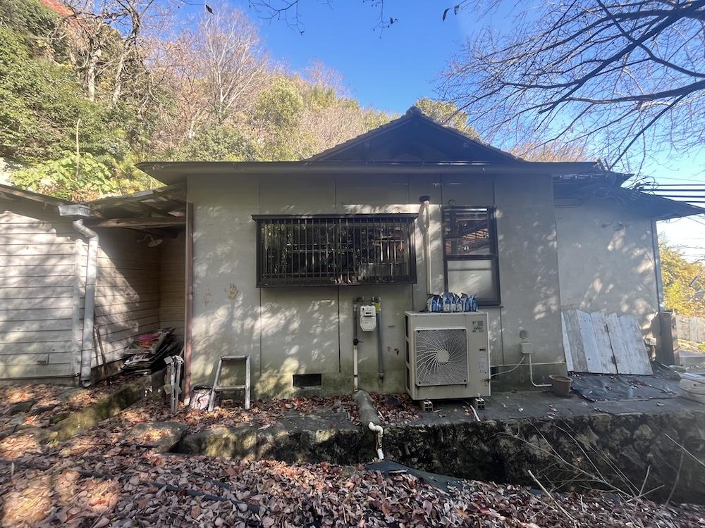 神戸市須磨区上細沢町の売買物件/横からみるとこんな感じ。背後は山です。