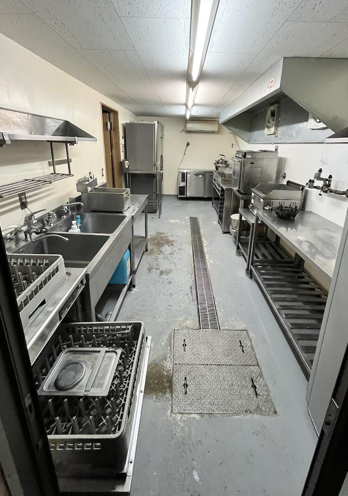 神戸市須磨区上細沢町の売買物件/しっかりとした業務用のキッチンが完備されてます。