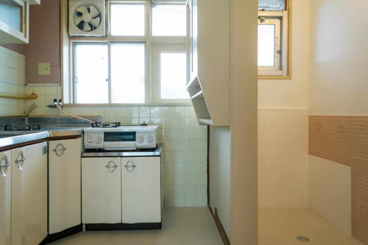 神戸市東灘区岡本の賃貸物件/ラベンダーカラーの壁・天井にオフホワイトのホーローキッチン