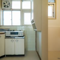 神戸市東灘区岡本の賃貸物件/ラベンダーカラーの壁・天井にオフホワイトのホーローキッチン