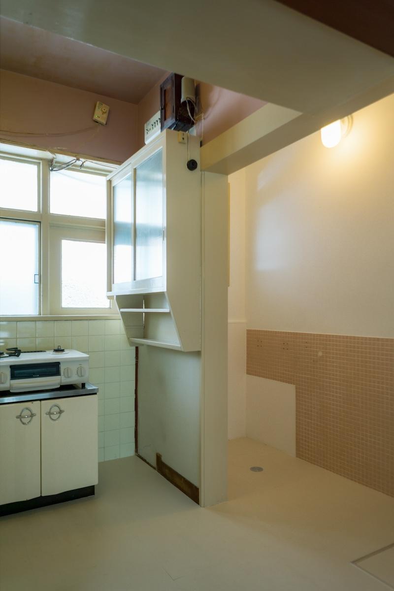 神戸市東灘区岡本の賃貸物件/写真右側の小さなお風呂だった場所は、タイルや照明を残しながら冷蔵庫置き場に