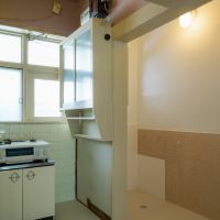 神戸市東灘区岡本の賃貸物件/写真右側の小さなお風呂だった場所は、タイルや照明を残しながら冷蔵庫置き場に