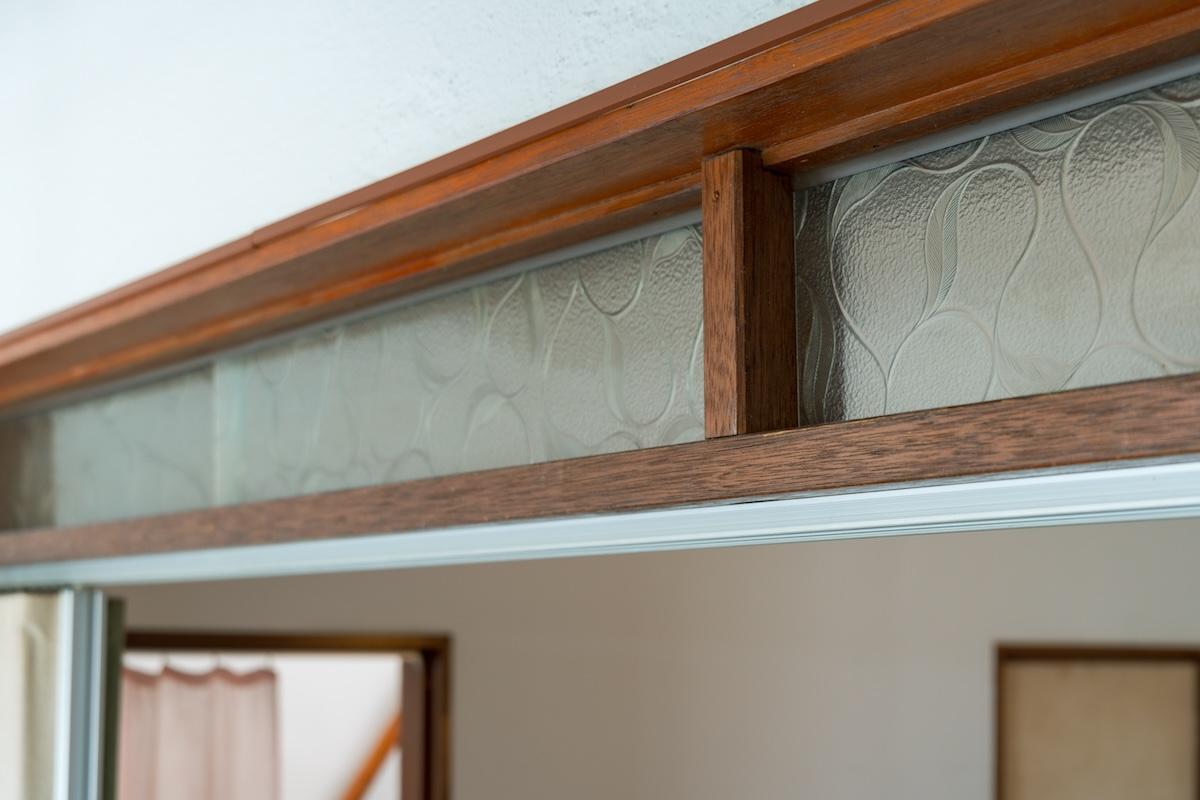 神戸市東灘区岡本の賃貸物件/リビングとダイニング間の鴨居はレトロなガラス引き戸になっています