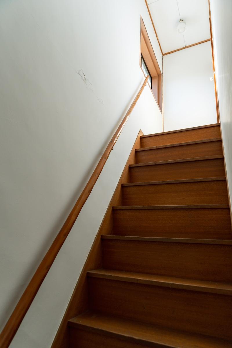 神戸市東灘区岡本の賃貸物件/驚くほど急勾配な階段ですのでご注意ください