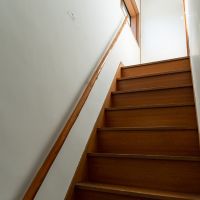 神戸市東灘区岡本の賃貸物件/驚くほど急勾配な階段ですのでご注意ください