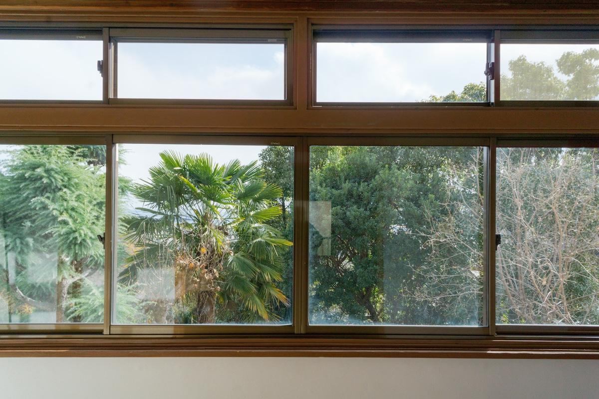 神戸市東灘区岡本の賃貸物件/2階の窓からは山の緑とちらり街並みを望めます