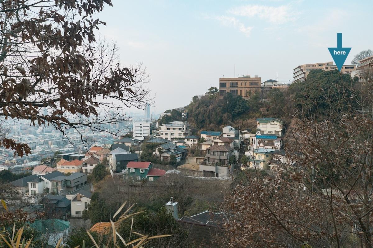 神戸市東灘区岡本の賃貸物件/隣の山から撮影。かなり坂の上にあることがお分かりいただけるでしょう